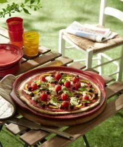 Emile Henry Pizzastein In Fusain, 37 Cm 7 Emile Henry Pizzastein In Fusain, 37 Cm -KitchenAid Shop EH 761X Amb PizzaStone CherryTomatoes Olives Roquette Outdoor2 V