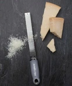 Microplane Zester/Reibe Premium In Grau -KitchenAid Shop MP Premium Classic Series Zester 46901 parmesan neu 3 l