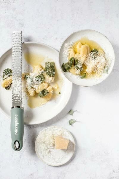 Microplane Zester-Reibe PREMIUM CLASSIC In Eukalyptus Grün 2 Microplane Zester-Reibe PREMIUM CLASSIC In Eukalyptus Grün – Bild 2