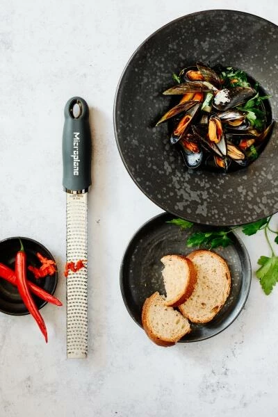 Microplane Zester-Reibe PREMIUM CLASSIC In Anthrazit 2 Microplane Zester-Reibe PREMIUM CLASSIC In Anthrazit – Bild 2