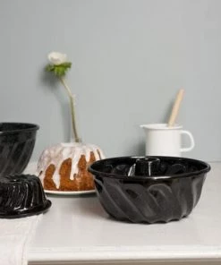 Riess Emaille Riess Gugelhupfform Aus Emaille In Schwarz 24 Cm -KitchenAid Shop RIESS AMBIENTE CLASSIC Schwarz highres 367 2