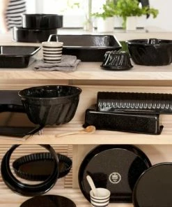 Riess Emaille Riess Gugelhupfform Aus Emaille In Schwarz 18 Cm 9 Riess Emaille Riess Gugelhupfform Aus Emaille In Schwarz 18 Cm -KitchenAid Shop RIESS AMBIENTE CLASSIC Schwarz highres 387 1